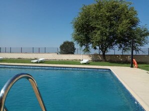 Outdoor pool, sun loungers - Hotel Alonso de Monroy (Belvis de Monroy)