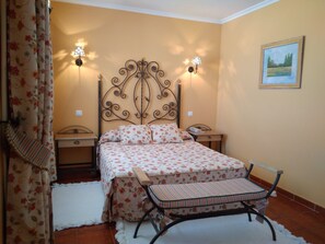 Suite | Minibar, escritorio, cortinas opacas y tabla de planchar con plancha