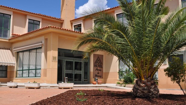 Un hotel con un vestíbulo amplio, una palmera y un cartel que dice "Hotel de Monterrey".