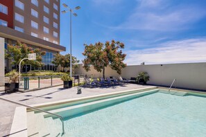Outdoor pool, sun loungers - Fiesta Inn Suites Aeropuerto del Bajío (Silao)
