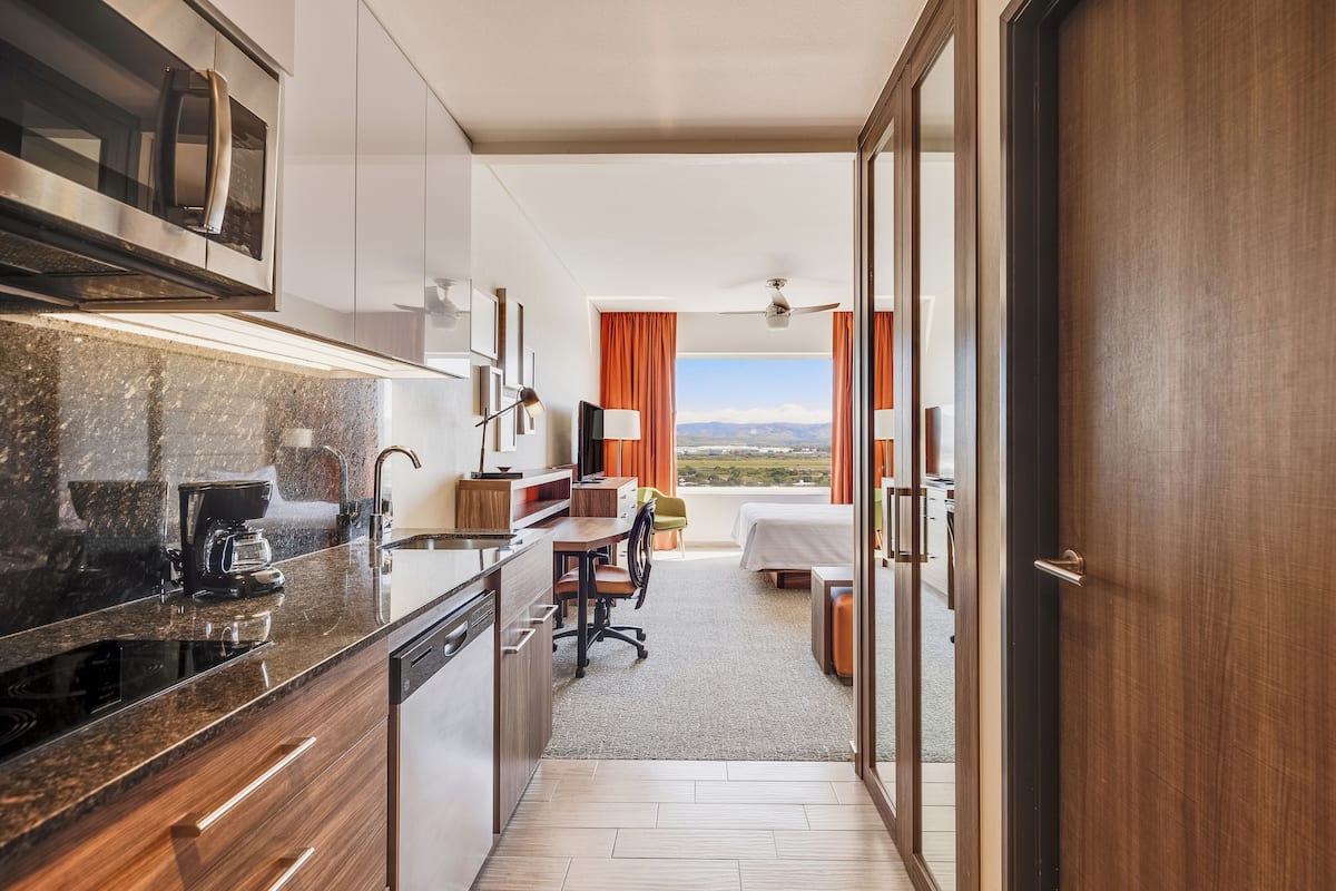Suite, 1 Katil Ratu (Queen) | Peti besi dalam bilik, meja, langsir/tirai gelap terus, kalis bunyi 