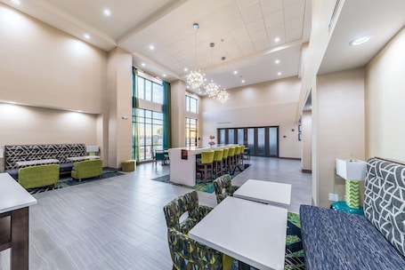 Restaurante. Hampton Inn & Suites Pryor