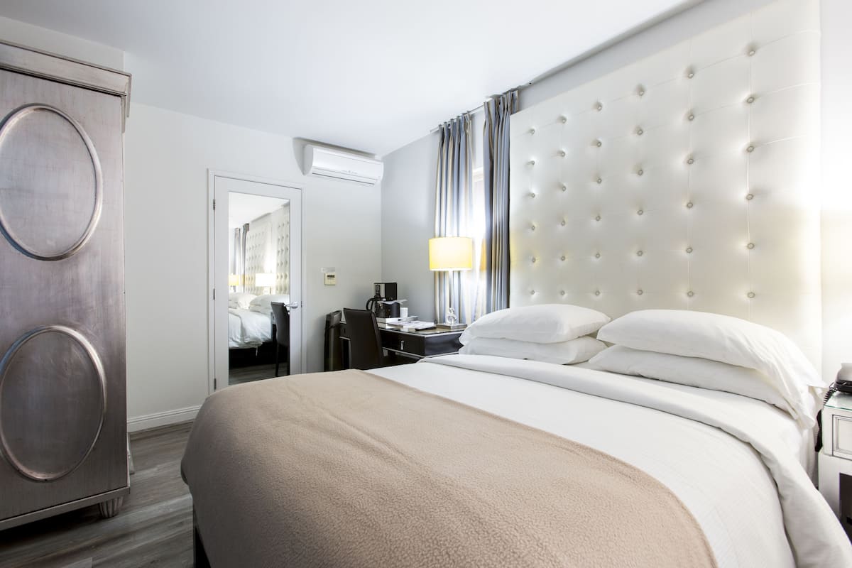 1 Schlafzimmer, hochwertige Bettwaren, Schreibtisch