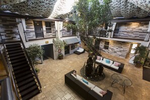 Courtyard - L.A. Sky Boutique Hotel (Los Angeles)