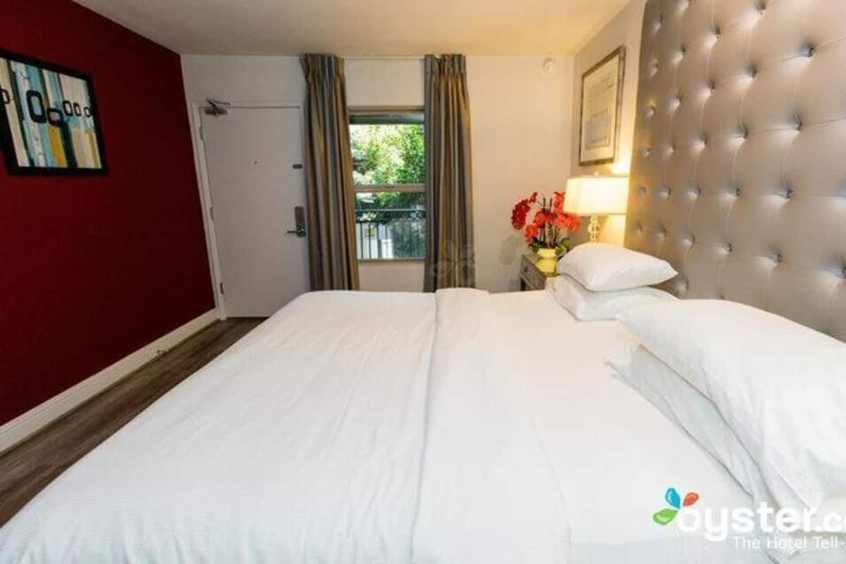 Premium bedding, desk, iron/ironing board, free WiFi