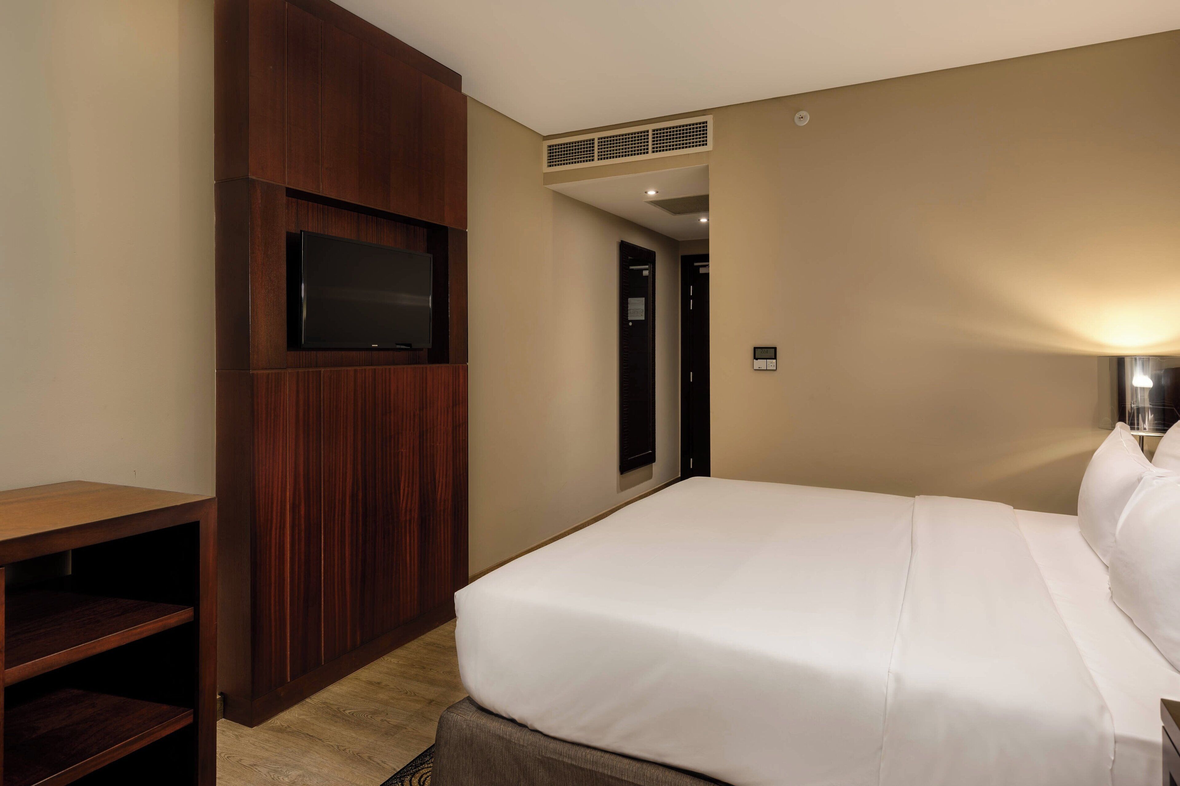 room, 1 king bed, pool view | minibar, in-room safe, desk, iron/ironing board