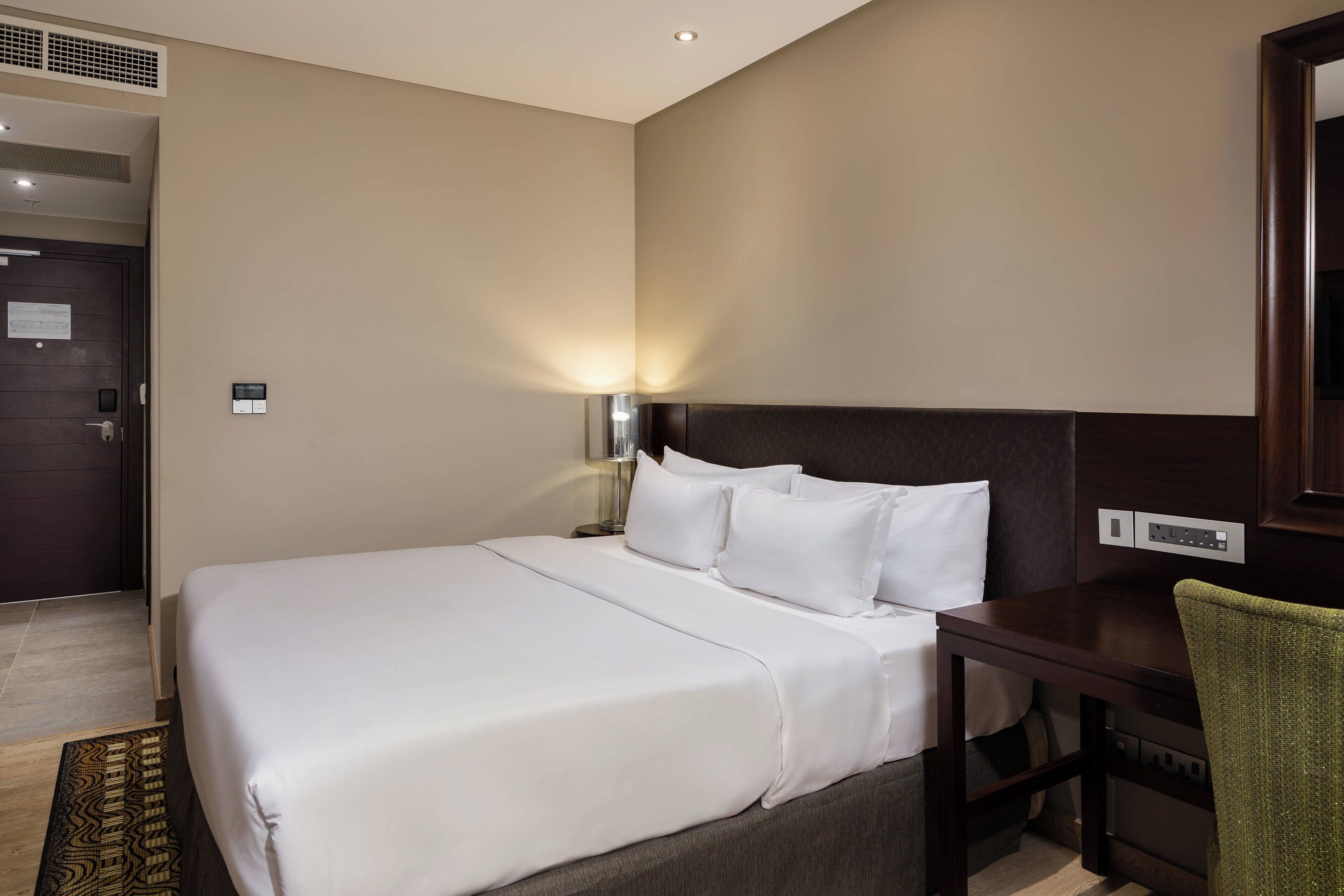room, 1 king bed, pool view | minibar, in-room safe, desk, iron/ironing board