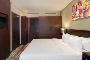 Junior-Suite, 1 Schlafzimmer | Badezimmer | Badewanne und Dusche (separat), Regendusche, Haartrockner, Handtücher