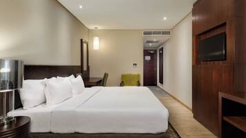 Deluxe-rum - 1 kingsize-säng | Minibar, värdeförvaringsskåp på rummet och skrivbord