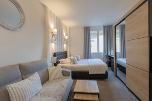 スーペリア ダブルルーム | ミニバー、セーフティボックス (室内)、デスク、遮光カーテン