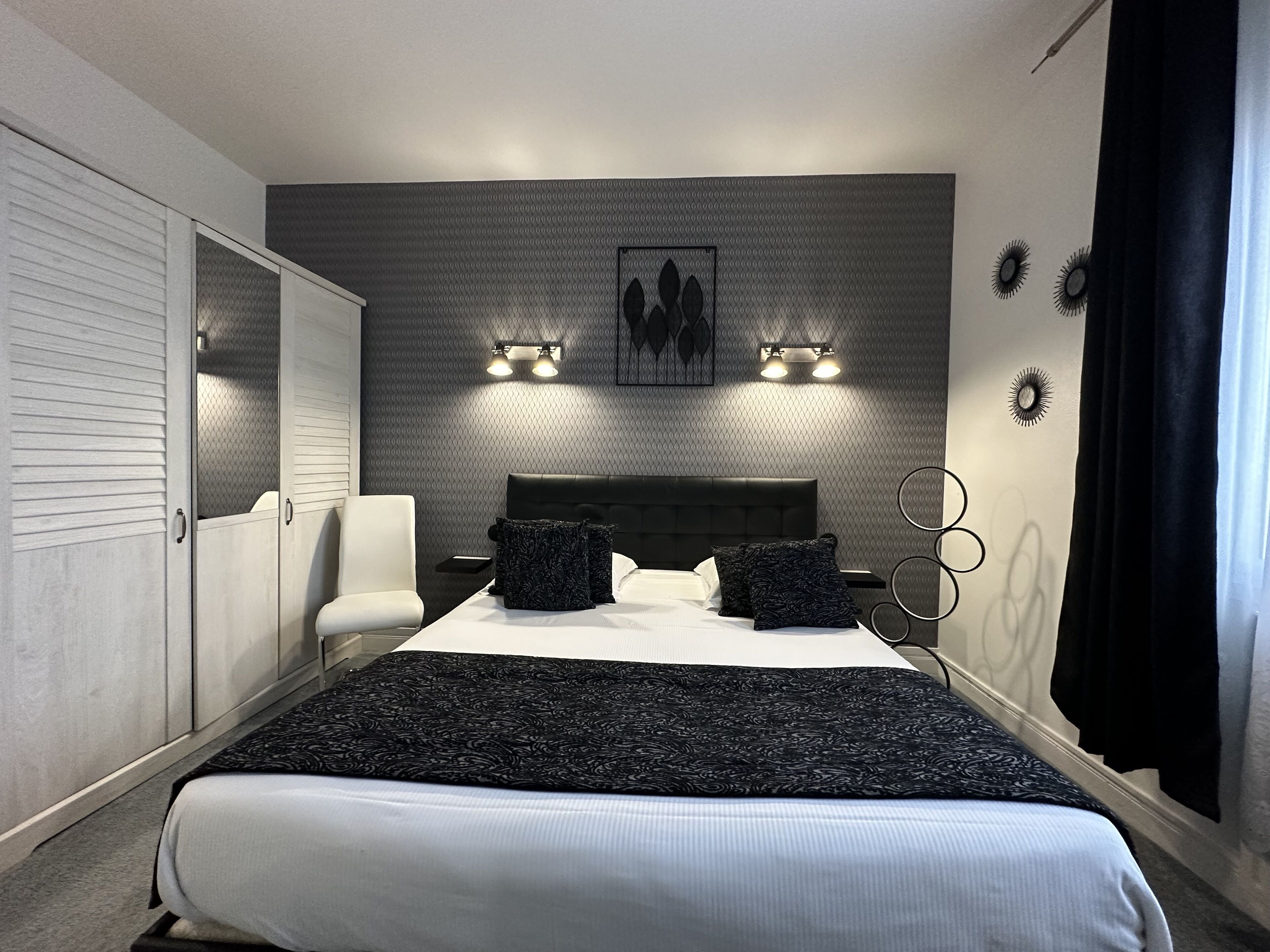 高级双人房 | 迷你吧、客房内保险箱、办公桌、遮光窗帘