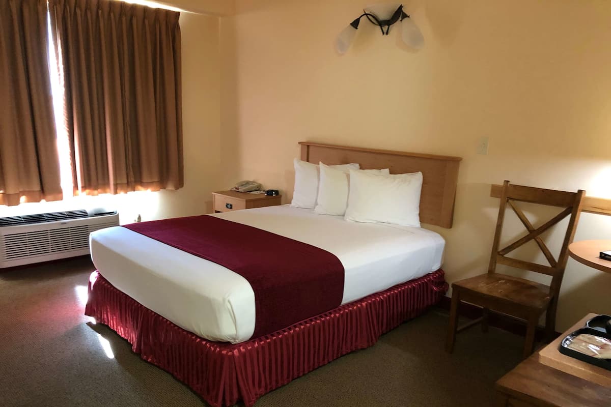 Room, 1 Queen Bed, Accessible, Non Smoking (Non Pet-Friendly) | Desk, blackout drapes, iron/ironing board, free cribs/infant beds
