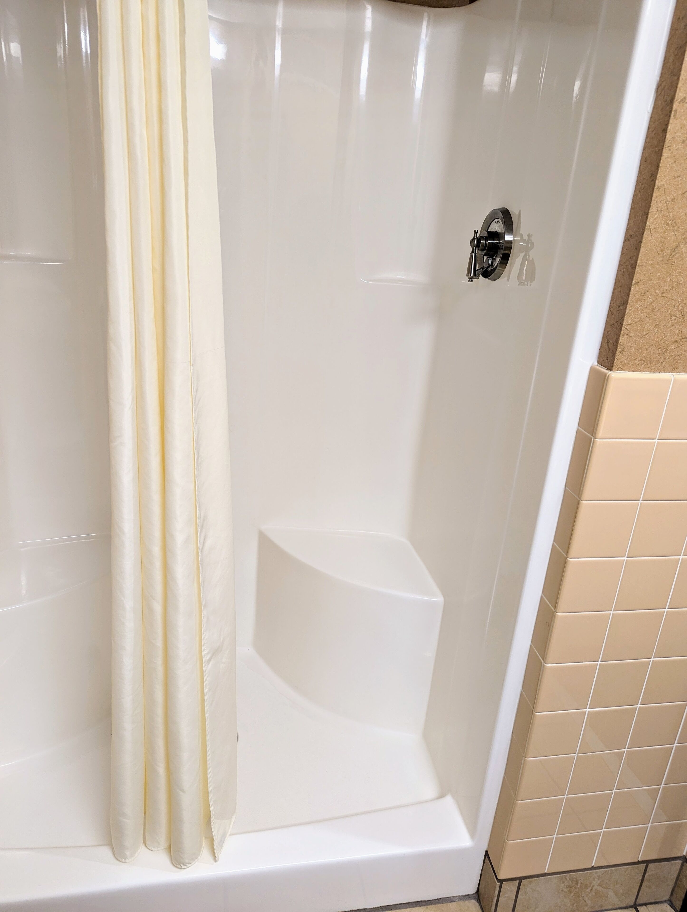 Articles de toilette gratuits, sèche-cheveux, serviettes fournies, savon