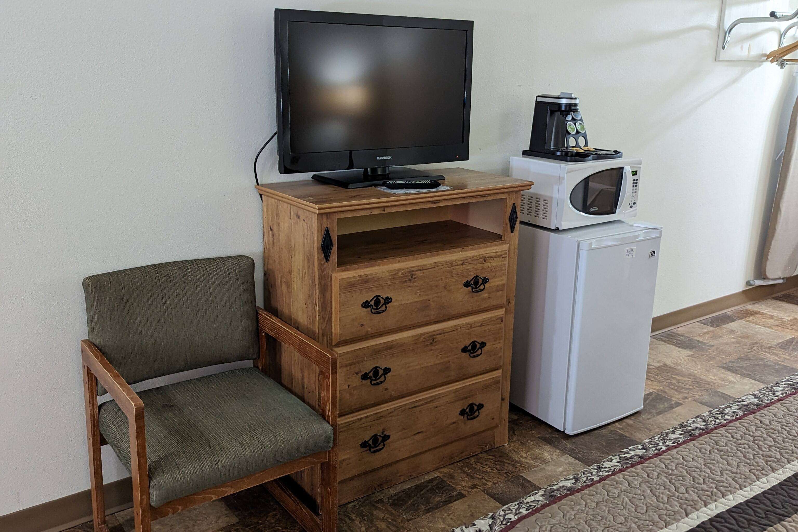 room, 1 king bed, non smoking (pet-friendly) | desk, blackout curtains, iron/ironing board, free cots/infant beds