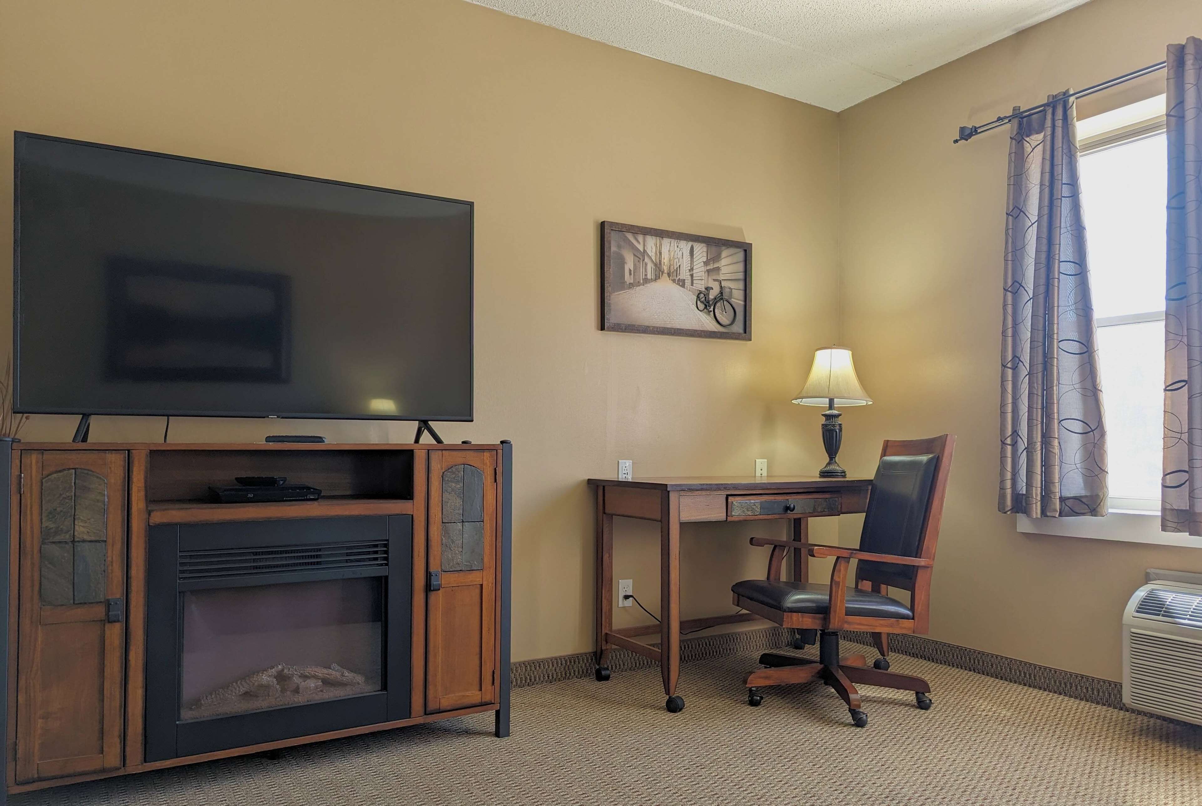 Suite, 2 camas Queen size, para no fumadores (Non Pet-Friendly) | Escritorio, cortinas blackout y tabla de planchar con plancha 