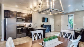 Luxury Villa, 2 Bedrooms, Kitchen, Garden View (The Maple) | In-room dining
