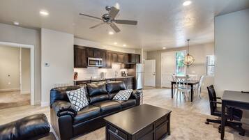 奢華別墅, 2 間臥室, 無障礙, 廚房 (The Pinyon) | 客廳 | 平面電視
