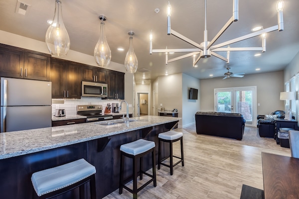 Luxury Villa, 2 Bedrooms, Kitchen, Garden View (The Aspen) | Dapur peribadi | Peti sejuk/penyejuk beku saiz penuh, ketuhar gelombang mikro, dapur