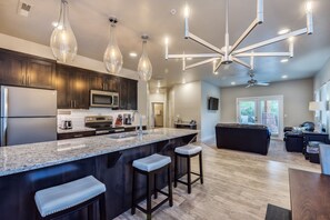 奢华别墅, 2 间卧室, 厨房, 花园景观 (The Aspen) | 私人厨房 | 大冰箱、微波炉、炉灶、洗碗机