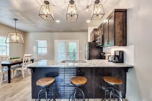 奢华别墅, 2 间卧室, 厨房, 花园景观 (The Maple) | 私人厨房 | 大冰箱、微波炉、炉灶、洗碗机