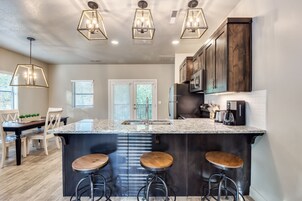 Vila superluxo, 2 quartos, cozinha, vista para o jardim (The Maple) | Cozinha privada | Geladeira grande, micro-ondas, cooktop, lava-louças