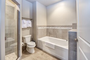 Luxury-Villa, 2 Schlafzimmer, barrierefrei, Küche (The Pinyon) | Badezimmer | Duschwanne, kostenlose Toilettenartikel, Haartrockner, Handtücher
