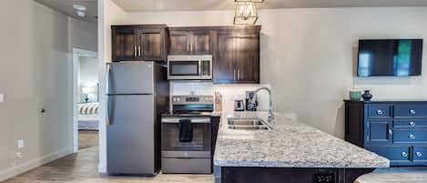 Villa de lujo, 2 habitaciones, cocina, vista al jardín (The Maple) | Cocina privada | Refrigerador con congelador, microondas y parrilla de estufa