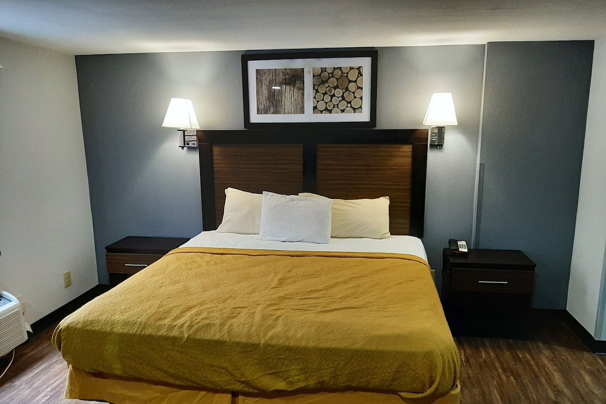Desk, soundproofing, free WiFi, wheelchair access