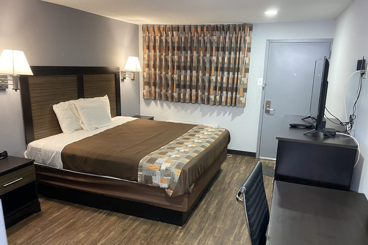 Desk, soundproofing, free WiFi, wheelchair access
