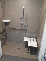 Bañera con ducha, artículos de tocador gratuitos, batas, toallas