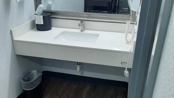 Tina con regadera, amenidades de baño gratuitas, batas, toallas