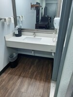 Ducha y bañera combinadas y artículos de higiene personal gratuitos