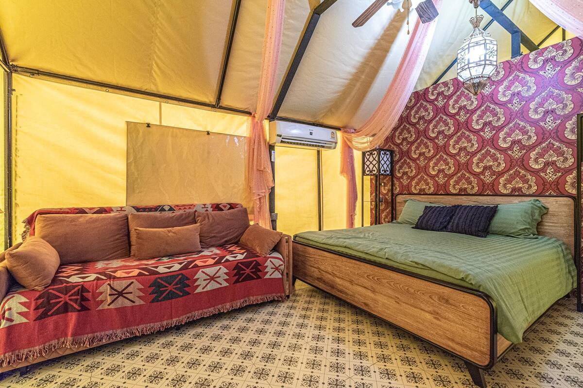 Tent Glamping With Bathtub | 6 bilik tidur, bar mini, Wi-fi percuma, cadar katil 