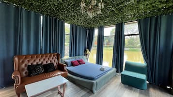 Glass House 1King Bed | 6 多间卧室、迷你吧、免费 WiFi、床单
