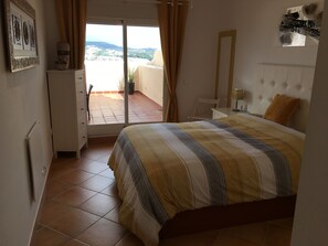 2 chambres, coffres-forts dans les chambres, fer et planche à repasser