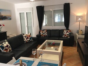 Een televisie, een dvd-speler, boeken en een filmbibliotheek