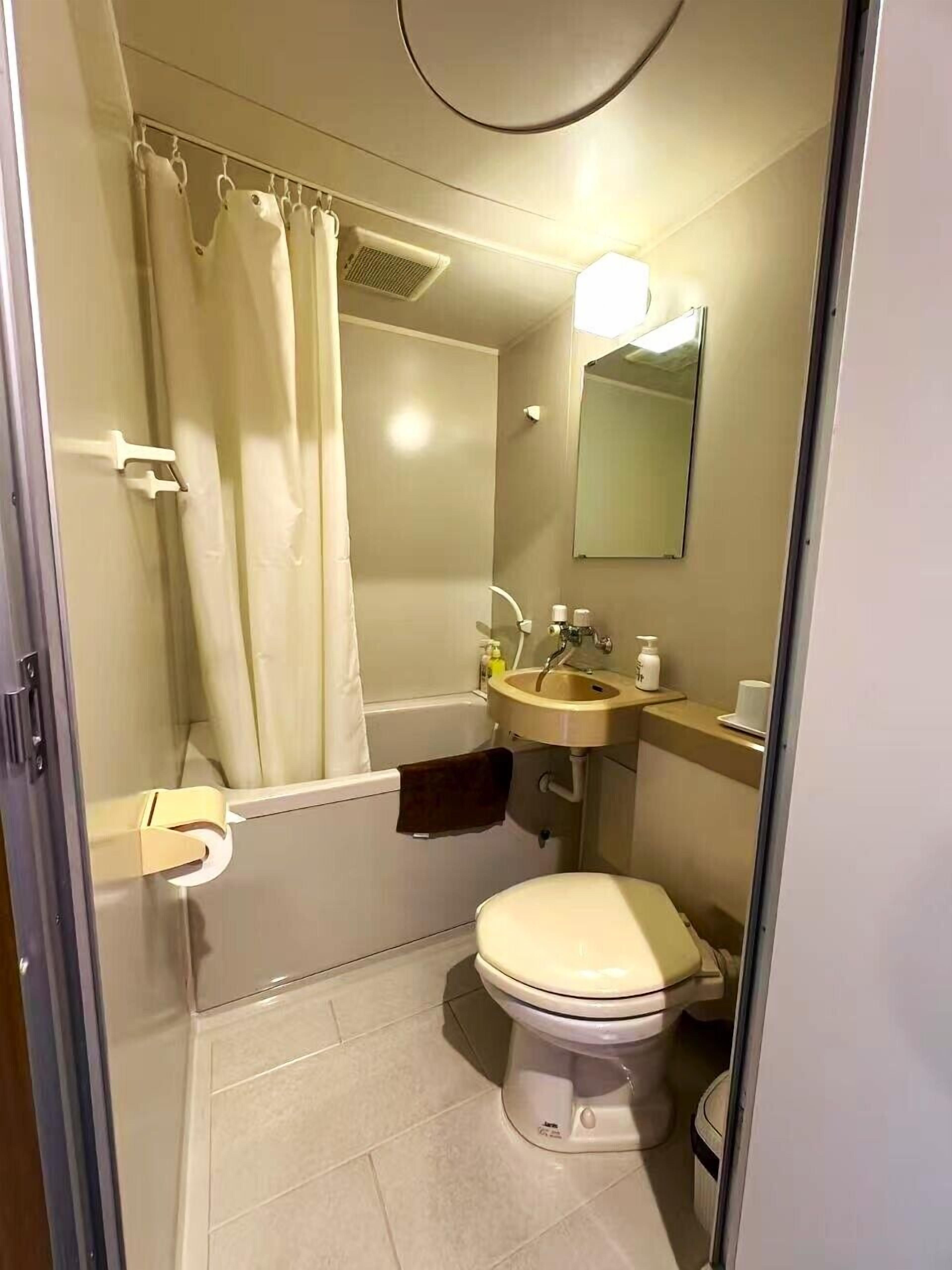 twin room, non smoking | bathroom | free toiletries, hair dryer, slippers, towels