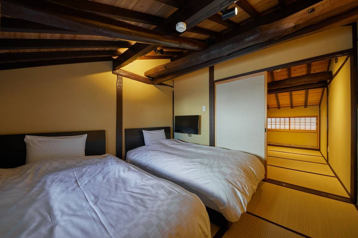 Espacio para trabajar con laptop, wifi gratis y ropa de cama 