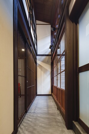 Superior-Stadtwohnung, 2 Schlafzimmer, Nichtraucher, Kochnische (Sanchomachi Sanoya, Max 6 people) | Wohnbereich | Flachbildfernseher