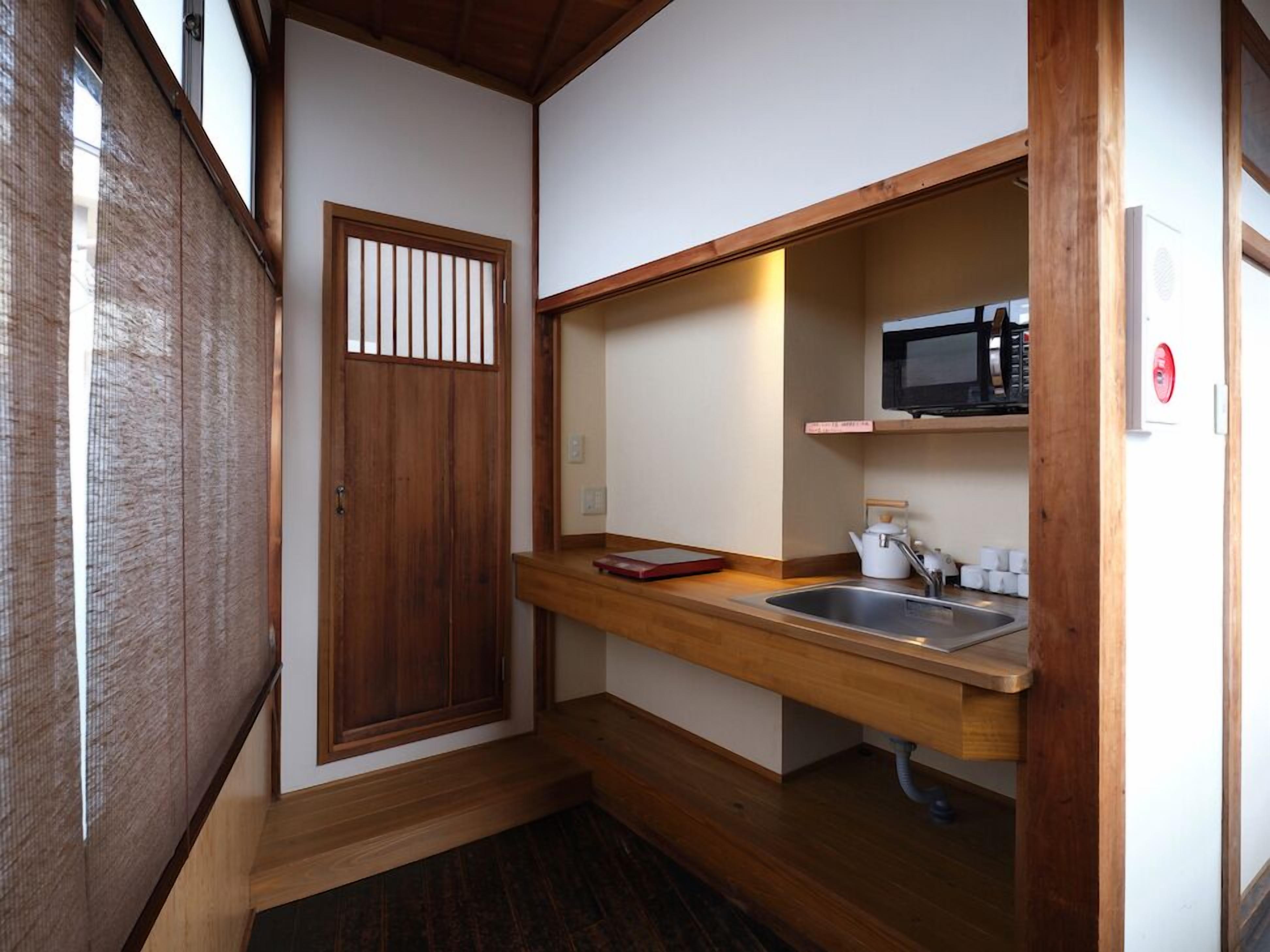 Private kitchen | Fridge, microwave, electric kettle, cookware/dishes/utensils