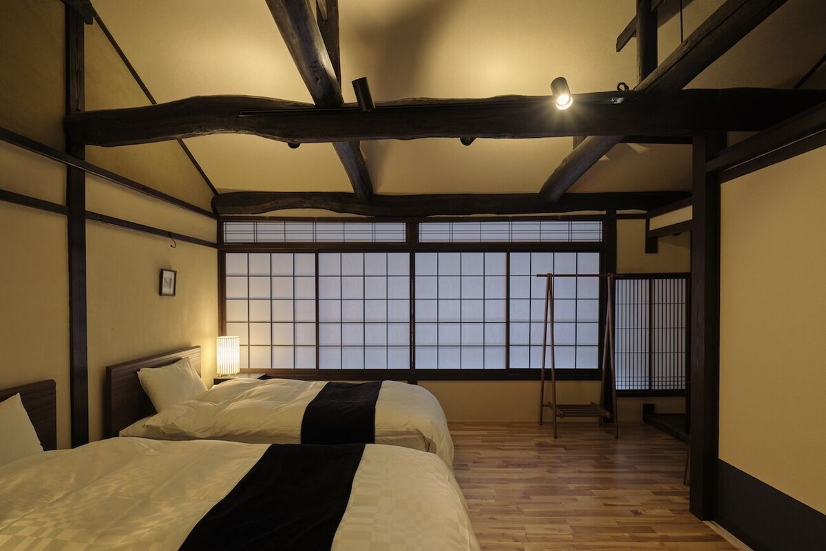 Laptop workspace, free WiFi, bed sheets