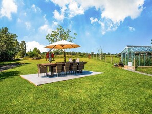 Outdoor dining - Villa in Biטvre with garden (Bièvre)