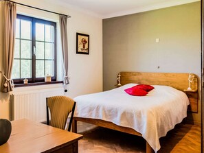 4 bedrooms, WiFi - Villa in Biטvre with garden (Bièvre)