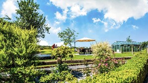 A well-maintained garden with a dining area, a gazebo, and a glass structure. - Villa in Biטvre with garden (Bièvre)