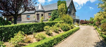 Villa in Biטvre with garden