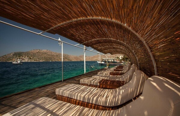 Private beach, sun loungers, beach umbrellas, beach bar - Dolphin Boutique Hotel (Marmaris)