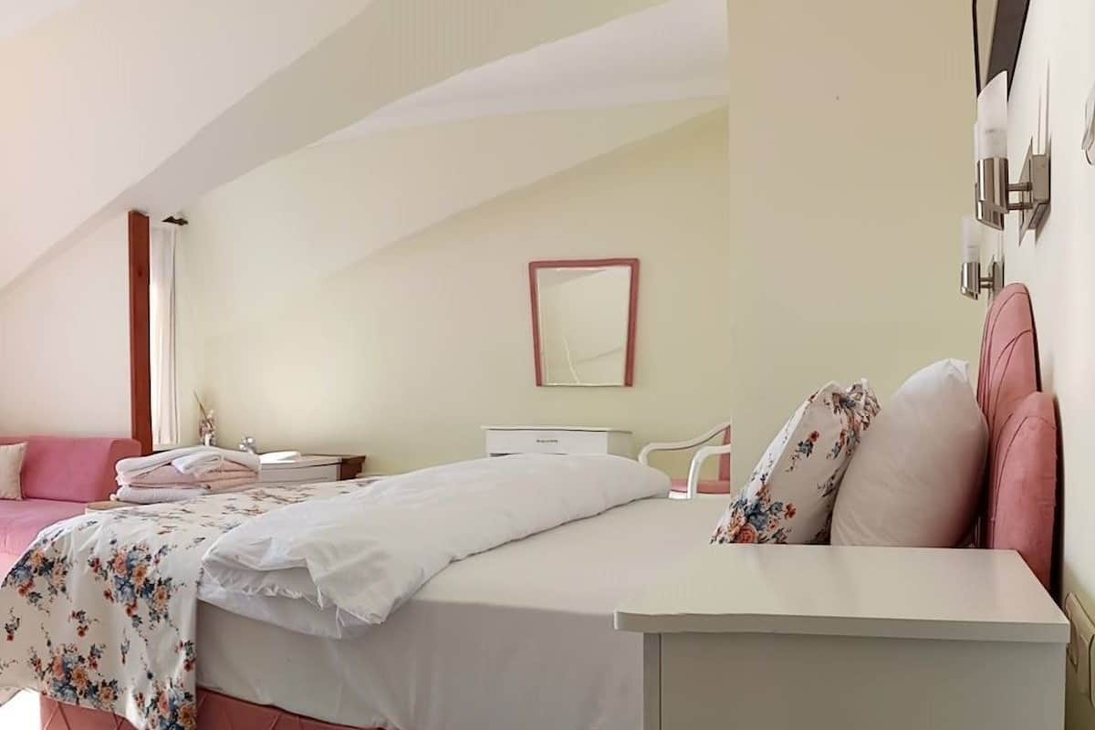 Royal Suite, 1 King Bed, Jetted Tub, Sea Facing | Premium bedding, minibar, desk, iron/ironing board (on request)