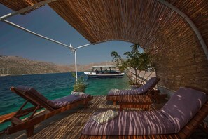 Private beach, sun-loungers, beach umbrellas, beach bar - Dolphin Boutique Hotel (Marmaris)