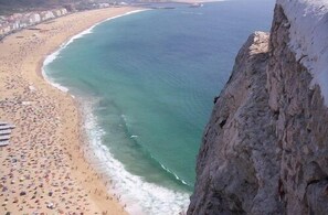 Una playa costera con un acantilado rocoso.