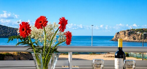 Stunning 3 BR Sea-View Penthouse (Free Concierge, Games Room, Beach 4 mins)